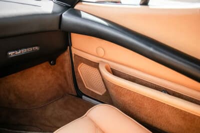 8万5000ポンド～9万5000ポンド（邦貨換算約1770万円〜1980万円）で現在も販売中のフェラーリ「208GTBターボ」（C）iconicauctioneers