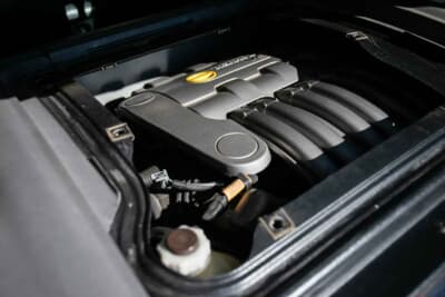 3万7083英ポンド（邦貨換算約約783万円）で落札されたルノー「スポール クリオV6」（C）iconicauctioneers