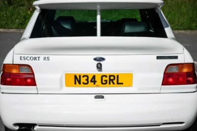 10万ポンド～12万ポンド（邦貨換算約202万円〜242万円で現在も販売中のフォード「エスコートRSコスワース」（C）iconicauctioneers