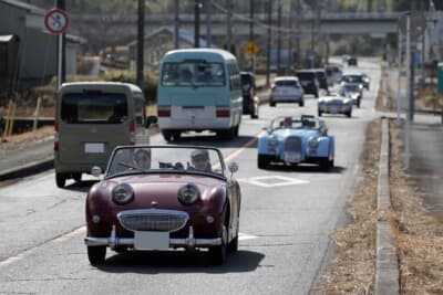 1960年式オースティン・ヒーレー・スプライトの中村さん夫妻に、モーガンやオースティン・ヒーレー3000が続く