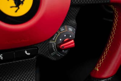 253万6250ドル(邦貨換算約3億9210万円)で落札されたフェラーリ「モンツァSP2」(C)Courtesy of RM Sotheby's