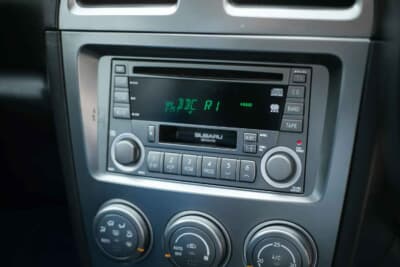 3万2000ポンド〜3万8000ポンド(邦貨換算約674万円〜801万円)で現在も販売中のスバル「インプレッサ WRX STI」(C)iconicauctioneers