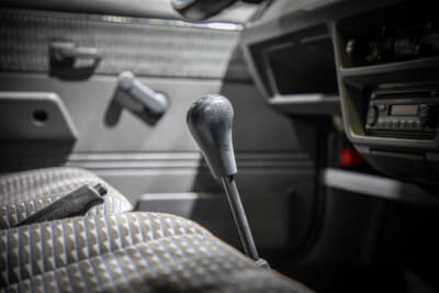 日産マーチ：白いMT者からミッションを移植。シフトレバーも純正だ