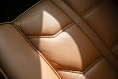 8万5000ポンド～9万5000ポンド（邦貨換算約1770万円〜1980万円）で現在も販売中のフェラーリ「208GTBターボ」（C）iconicauctioneers