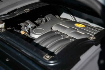 3万7083英ポンド（邦貨換算約約783万円）で落札されたルノー「スポール クリオV6」（C）iconicauctioneers