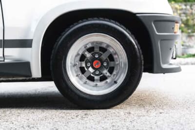 8万8875英ポンド（邦貨換算約1850万円）で現在も販売中のルノー「5ターボ2」（C）iconicauctioneers