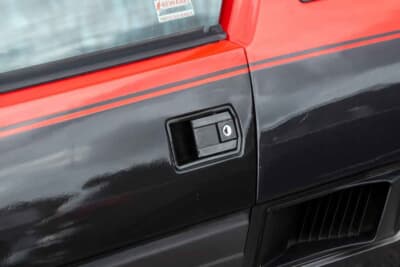 8100英ポンド（邦貨換算約170万円で落札されたベルトーネ「X1/9」（C）iconicauctioneers