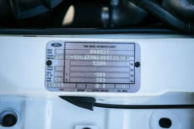 10万ポンド～12万ポンド（邦貨換算約202万円〜242万円で現在も販売中のフォード「エスコートRSコスワース」（C）iconicauctioneers