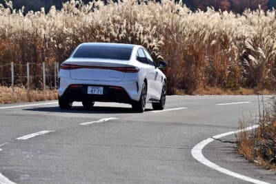 BEVセダンのSEAL（シール）は2025年にマイチェン。写真は後輪駆動車。アクセル操作に忠実に出力が高まる