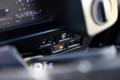 3万5000ポンド〜4万5000ポンド（約740万円〜約950万円）で現在も販売中のトヨタ「カローラ レビン」（C）iconicauctioneers