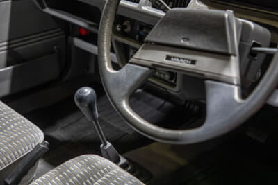 日産マーチ：白いMT者からミッションを移植。シフトレバーも純正だ