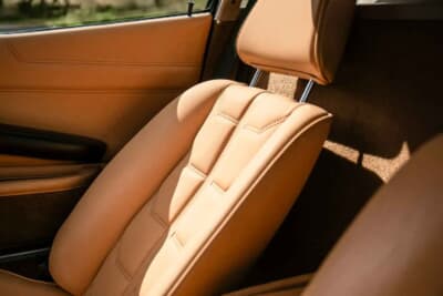 8万5000ポンド～9万5000ポンド（邦貨換算約1770万円〜1980万円）で現在も販売中のフェラーリ「208GTBターボ」（C）iconicauctioneers