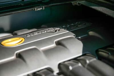 3万7083英ポンド（邦貨換算約約783万円）で落札されたルノー「スポール クリオV6」（C）iconicauctioneers