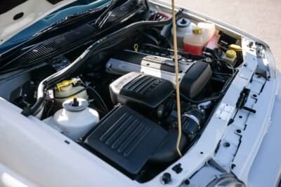 10万ポンド～12万ポンド（邦貨換算約202万円〜242万円で現在も販売中のフォード「エスコートRSコスワース」（C）iconicauctioneers