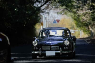 緑のトンネルをくぐる松澤・相川組の1963年式トライアンフ・スピットファイア