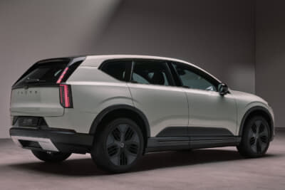 ボルボEX60 クロスカントリー:EX60に対して最低地上高を20mm引き上げ、ロードクリアランスと視界の良さを確保