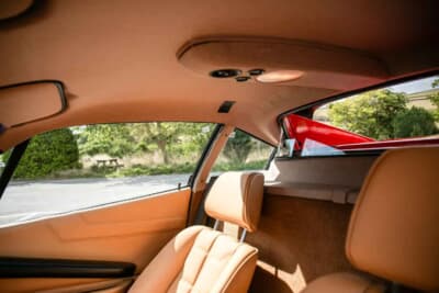 8万5000ポンド～9万5000ポンド（邦貨換算約1770万円〜1980万円）で現在も販売中のフェラーリ「208GTBターボ」（C）iconicauctioneers