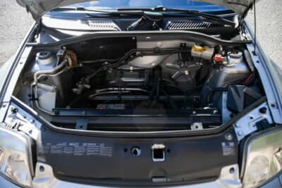 3万7083英ポンド（邦貨換算約約783万円）で落札されたルノー「スポール クリオV6」（C）iconicauctioneers