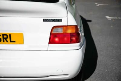 10万ポンド～12万ポンド（邦貨換算約202万円〜242万円で現在も販売中のフォード「エスコートRSコスワース」（C）iconicauctioneers