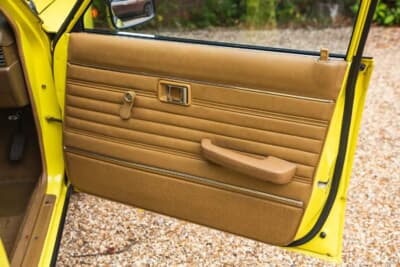 2万〜2万5000ポンド（約420万0000円〜526万0000円）で現在も販売中のトヨタ「カリーナ」（C）iconicauctioneers