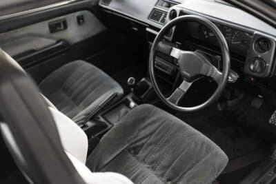 3万5000ポンド〜4万5000ポンド（約740万円〜約950万円）で現在も販売中のトヨタ「カローラ レビン」（C）iconicauctioneers