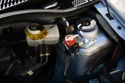 3万7083英ポンド（邦貨換算約約783万円）で落札されたルノー「スポール クリオV6」（C）iconicauctioneers