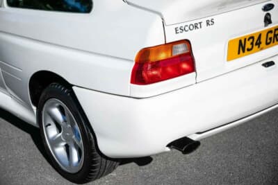 10万ポンド～12万ポンド（邦貨換算約202万円〜242万円で現在も販売中のフォード「エスコートRSコスワース」（C）iconicauctioneers