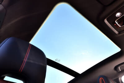 sealion6：大型サンルーフはフロントがポップアップ、リアはスライド機能を持つ。さらにシェードも装備