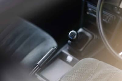 3万5000ポンド〜4万5000ポンド（約740万円〜約950万円）で現在も販売中のトヨタ「カローラ レビン」（C）iconicauctioneers