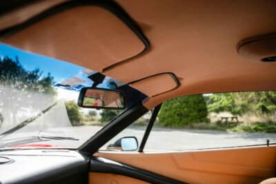 8万5000ポンド～9万5000ポンド（邦貨換算約1770万円〜1980万円）で現在も販売中のフェラーリ「208GTBターボ」（C）iconicauctioneers