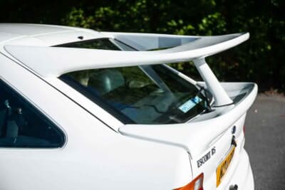 10万ポンド～12万ポンド（邦貨換算約202万円〜242万円で現在も販売中のフォード「エスコートRSコスワース」（C）iconicauctioneers