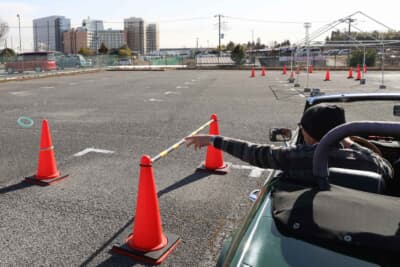 オープンカーは有利に思えるが、突風に翻弄されシュートが逸れてしまう