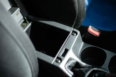 3万2000ポンド〜3万8000ポンド(邦貨換算約674万円〜801万円)で現在も販売中のスバル「インプレッサ WRX STI」(C)iconicauctioneers