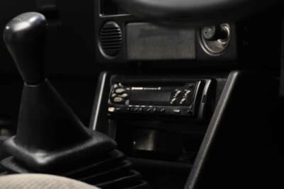 3万5000ポンド〜4万5000ポンド（約740万円〜約950万円）で現在も販売中のトヨタ「カローラ レビン」（C）iconicauctioneers