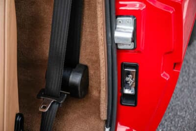 8万5000ポンド～9万5000ポンド（邦貨換算約1770万円〜1980万円）で現在も販売中のフェラーリ「208GTBターボ」（C）iconicauctioneers