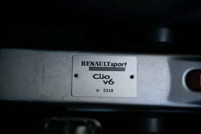 3万7083英ポンド（邦貨換算約約783万円）で落札されたルノー「スポール クリオV6」（C）iconicauctioneers