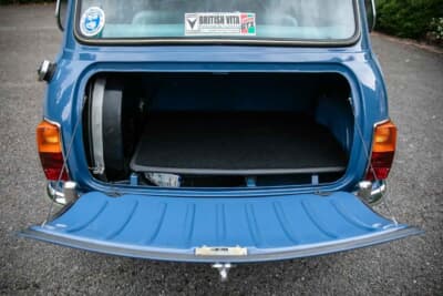 1万7438英ポンド（邦貨換算約362万円）で落札されたオースティン「ミニ クーパー マークII」（C）iconicauctioneers