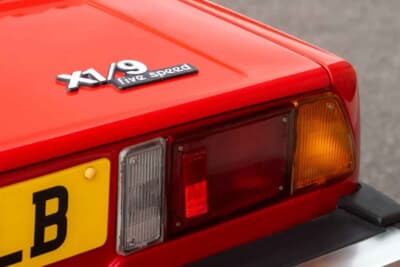 8100英ポンド（邦貨換算約170万円で落札されたベルトーネ「X1/9」（C）iconicauctioneers