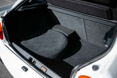 10万ポンド～12万ポンド（邦貨換算約202万円〜242万円で現在も販売中のフォード「エスコートRSコスワース」（C）iconicauctioneers