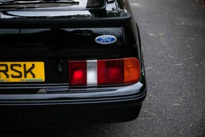 7万5000ポンド〜9万5000ポンド(邦貨換算約1580万円〜約2000万円)で現在も販売中のフォード「シエラRS500」(C)iconicauctioneers