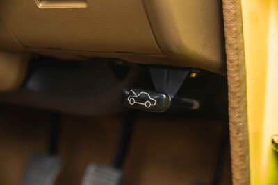 2万〜2万5000ポンド（約420万0000円〜526万0000円）で現在も販売中のトヨタ「カリーナ」（C）iconicauctioneers