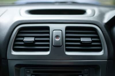 3万2000ポンド〜3万8000ポンド(邦貨換算約674万円〜801万円)で現在も販売中のスバル「インプレッサ WRX STI」(C)iconicauctioneers