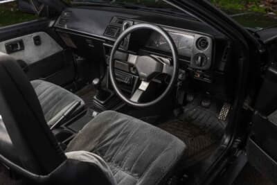 3万5000ポンド〜4万5000ポンド（約740万円〜約950万円）で現在も販売中のトヨタ「カローラ レビン」（C）iconicauctioneers