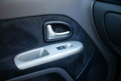 3万7083英ポンド（邦貨換算約約783万円）で落札されたルノー「スポール クリオV6」（C）iconicauctioneers