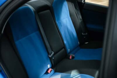 3万2000ポンド〜3万8000ポンド(邦貨換算約674万円〜801万円)で現在も販売中のスバル「インプレッサ WRX STI」(C)iconicauctioneers