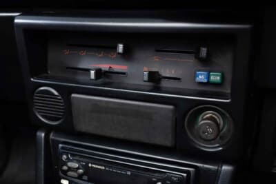 3万5000ポンド〜4万5000ポンド（約740万円〜約950万円）で現在も販売中のトヨタ「カローラ レビン」（C）iconicauctioneers