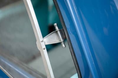 1万7438英ポンド（邦貨換算約362万円）で落札されたオースティン「ミニ クーパー マークII」（C）iconicauctioneers