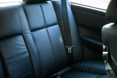 10万ポンド～12万ポンド（邦貨換算約202万円〜242万円で現在も販売中のフォード「エスコートRSコスワース」（C）iconicauctioneers