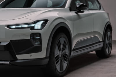 ボルボEX60 クロスカントリー:クロスカントリーのアイコンと言えるホイールアーチに専用デザインのアルミホイールを履く