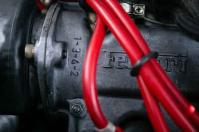 8万5000ポンド～9万5000ポンド（邦貨換算約1770万円〜1980万円）で現在も販売中のフェラーリ「208GTBターボ」（C）iconicauctioneers